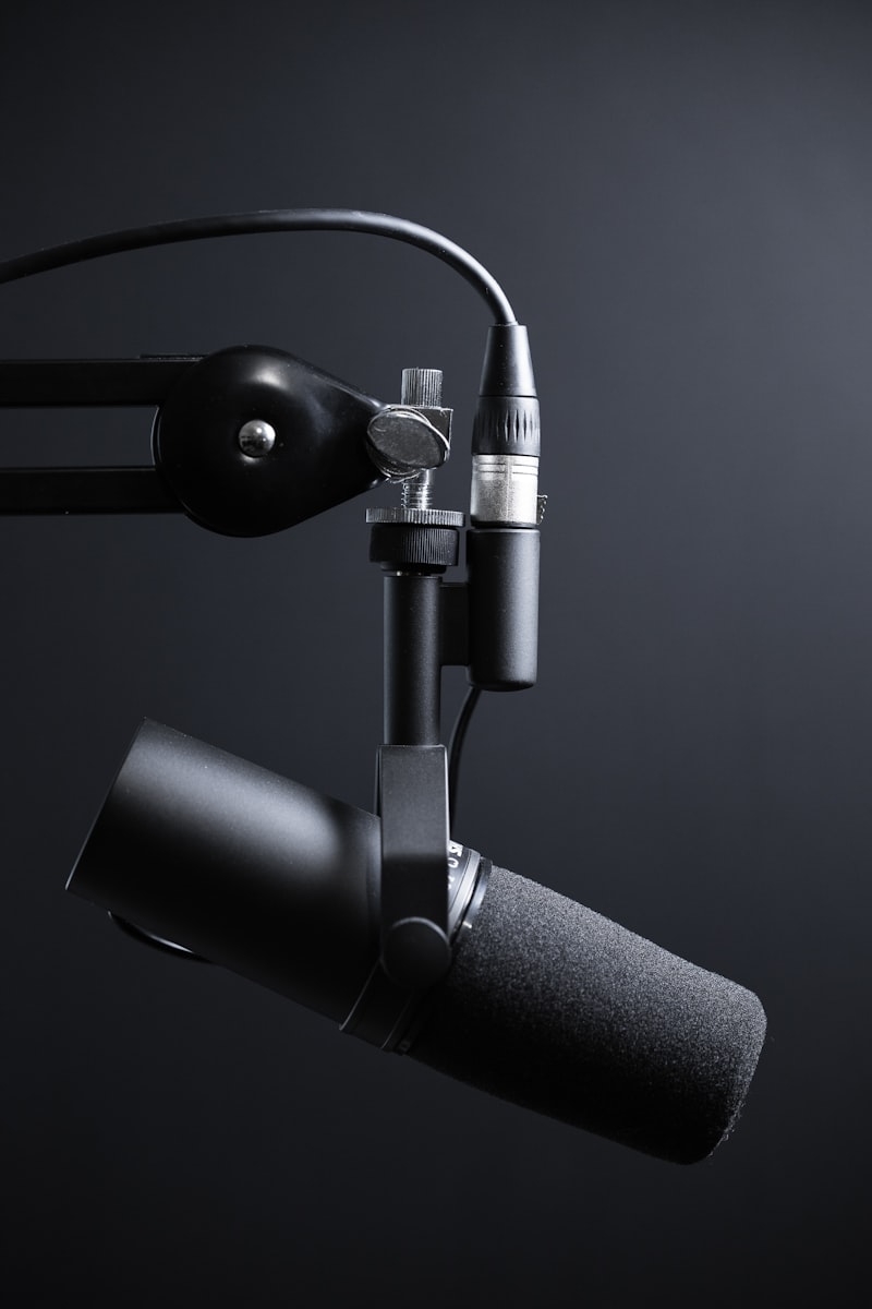 Mikrofon und Kopfhörer in einem elegant eingerichteten Podcast-Studio